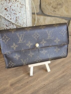 Louis Vuitton Monogram Canvas Sarah Wallet